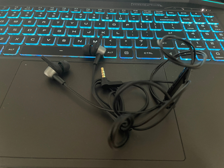 全新漫步者耳机 想插电脑上用的 电脑有俩孔...