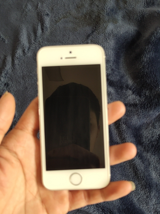 苹果5s八成新，换过电池，八成新吧，拿来看...