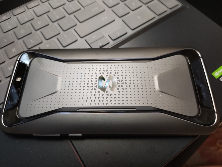 黑鲨1代98新 轻度使用。带原厂中框，手柄...