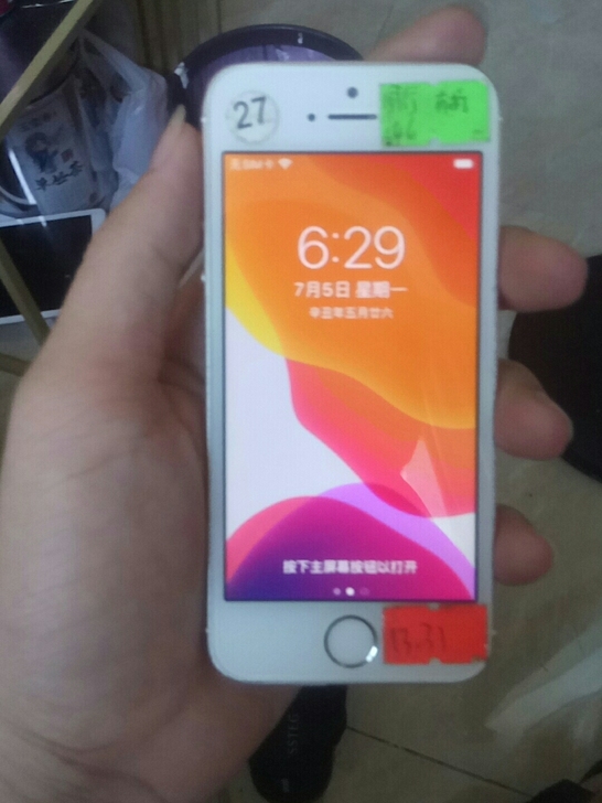 苹果se手机八成新
