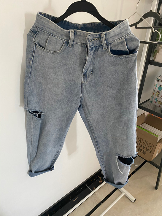 女款漏洞牛仔裤。尺码s。2尺以下都可以穿。...