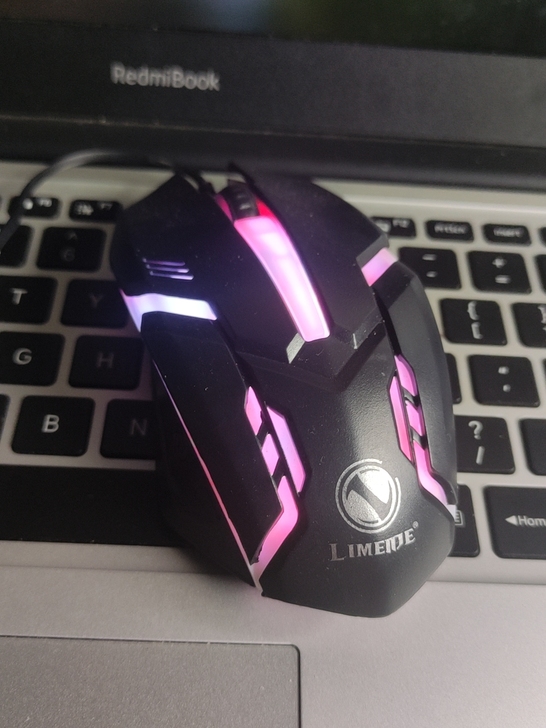 电脑鼠标自动变色 刚使用过两次换鼠标了