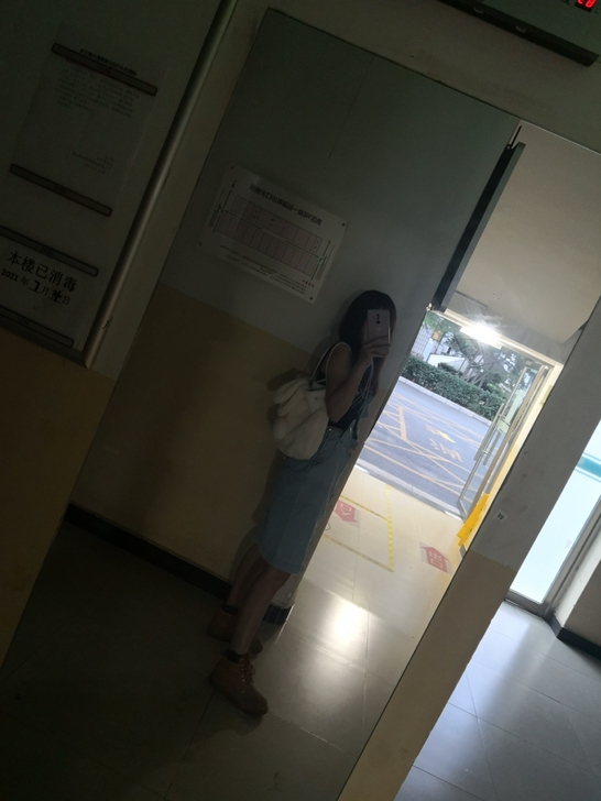 背带裤出啦，30块钱，手动修剪过哈哈