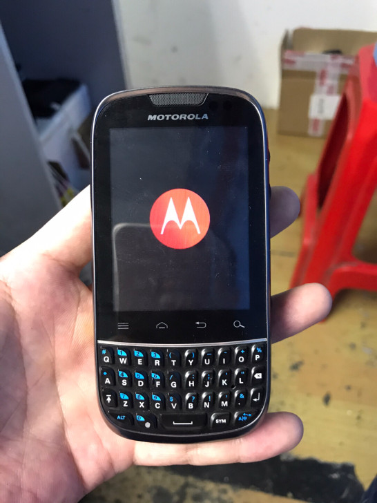 摩托罗拉XT317手机。