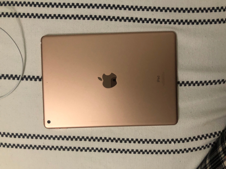 ipad 第八代玫瑰金。