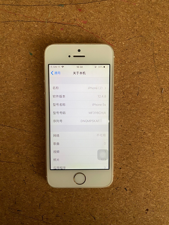 苹果5S，16G版本。边角磕碰过，有凹坑，...