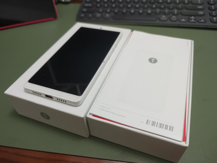 锤子坚果PRO2,盒说全。