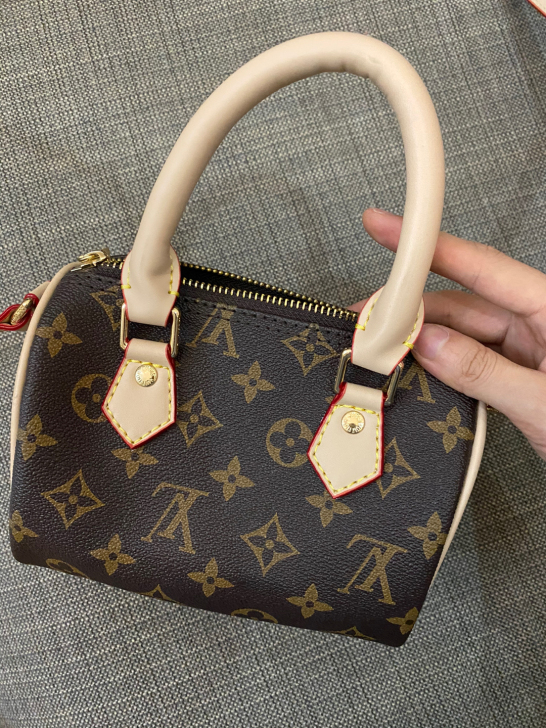单肩手拎包 洋气好看容量足 实体店买的  ...