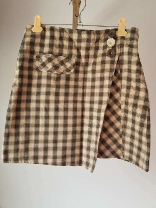 绿色格子裙，m码，只穿过两次，本人胖了穿不...