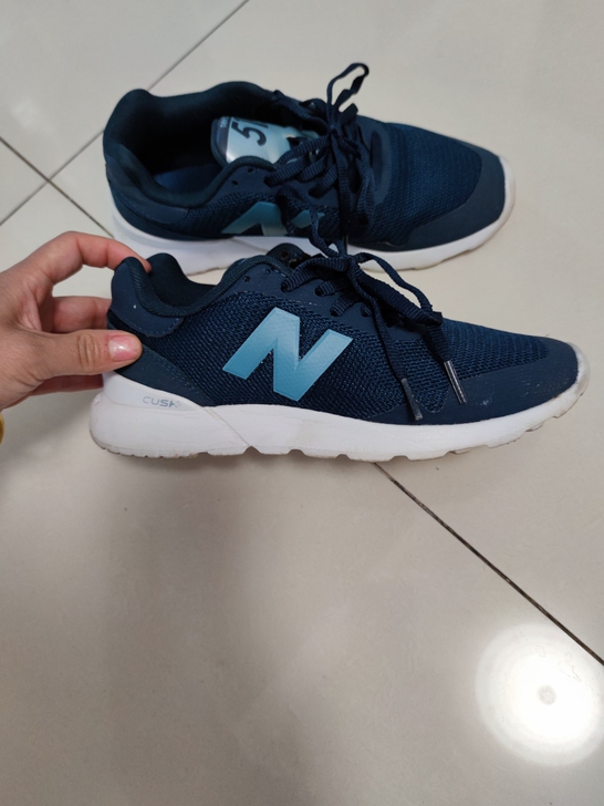 在赛特奥莱新百伦买的，尺码买大了，合适的亲...