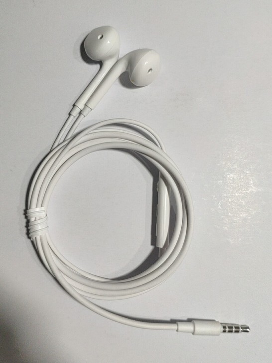 公牛半入耳耳机，几乎全新，淘宝七天产物。功...