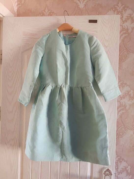 在苏州买的，买的时候打完折600多。裙子一...