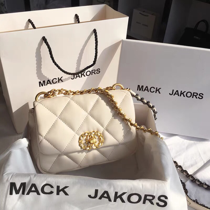 小香风包包很好看但是我现在不怎么背小包