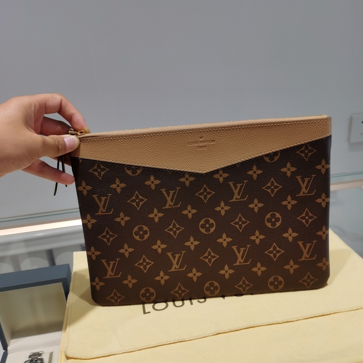 品牌型号 LV手拿包，闲置未实用，好价出