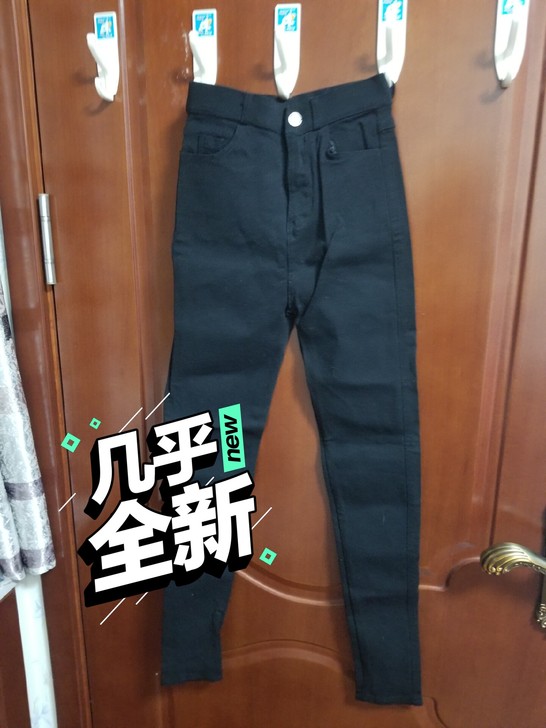 修身显瘦黑色铅笔裤，适合80至90斤女孩。