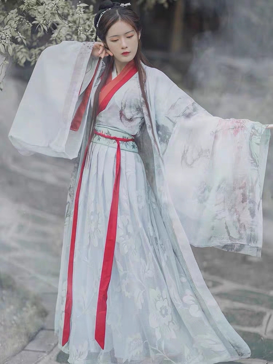 银狐汉服，9成新，只穿过两次。最近又新买了...