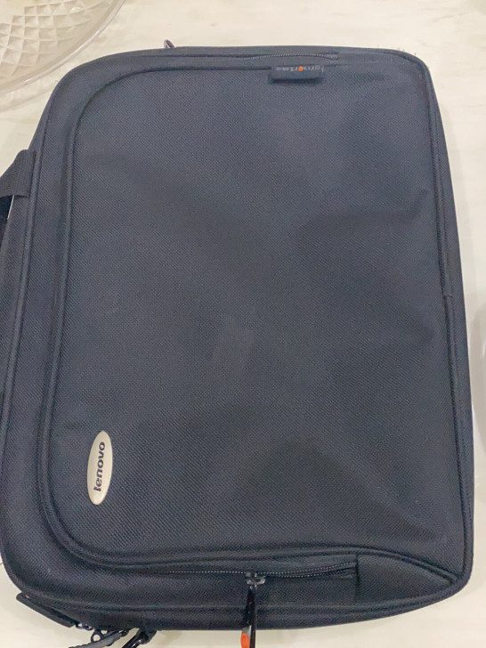 一个联想包，一个电脑双肩包，每只20元。二...