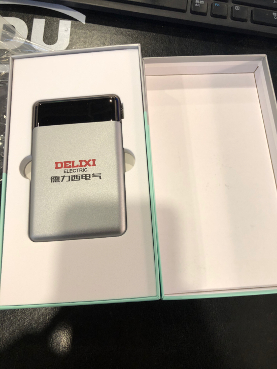 转手一批全新大容量充电宝，小巧耐用，带有双...