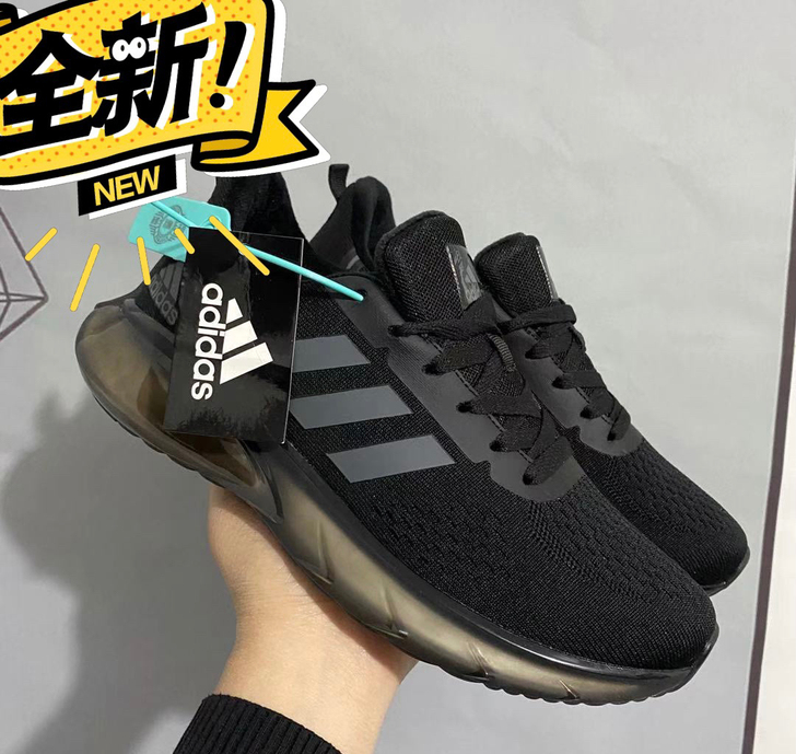 全新阿迪男鞋，无明显穿着痕迹。