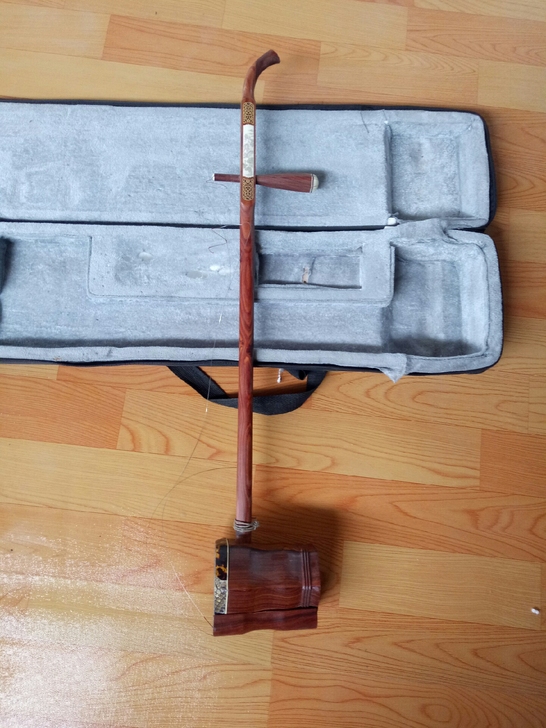 二胡，皮子完好无破损，缺一个轴，有断弦，不...