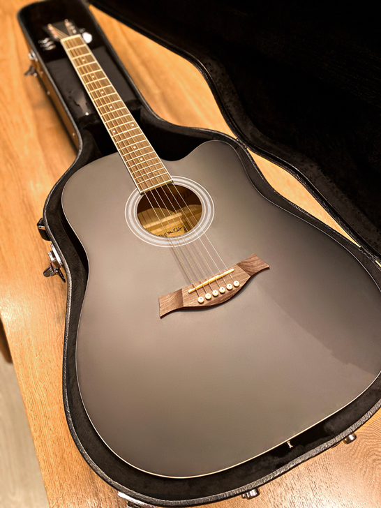 低价转卖399元出原价1180全新单板民谣...