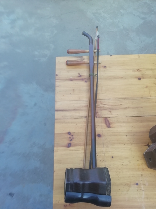 出售二胡一把琴轴后配琴筒皮子皮花好琴头有残