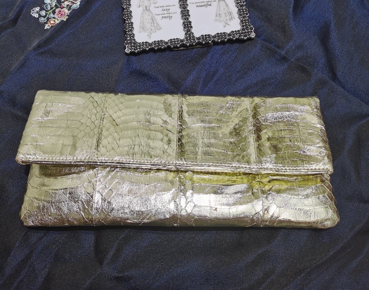 中古蟒蛇皮手拿包，颜色是金属金色，图4小瑕...