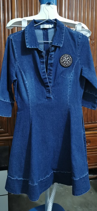 深蓝色弹性牛仔裙，穿过一次，很显身材，适合...