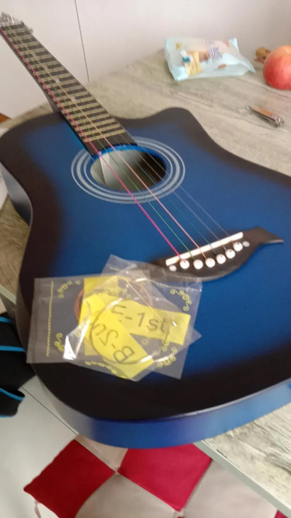 前女友送的，全新零基础吉他 我不会弹 也就...