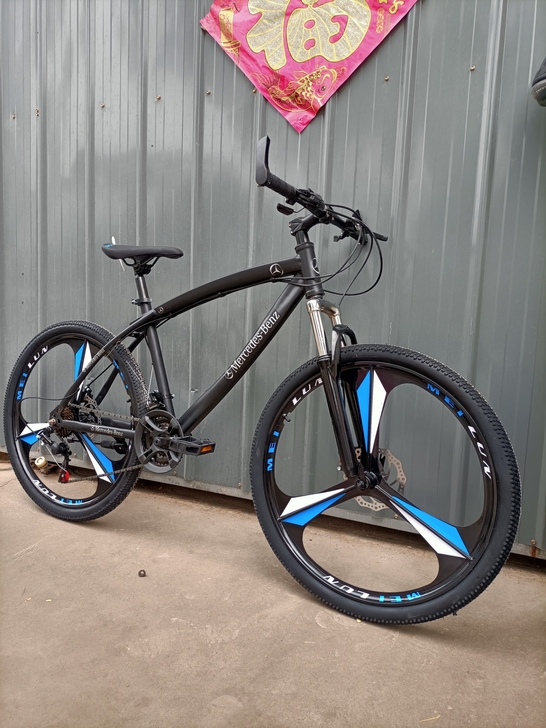 奔驰4S店定制款高端变速山地车，辐条轮的3...