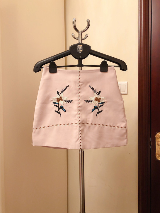 短裙，由于疫情影响和直播带货双重影响导致服...