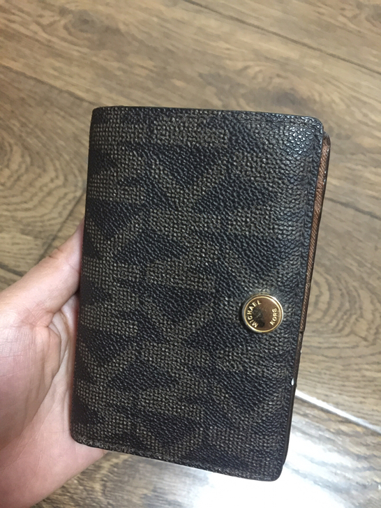 mk 钱包，美国买的，油边被不知道什么东西...