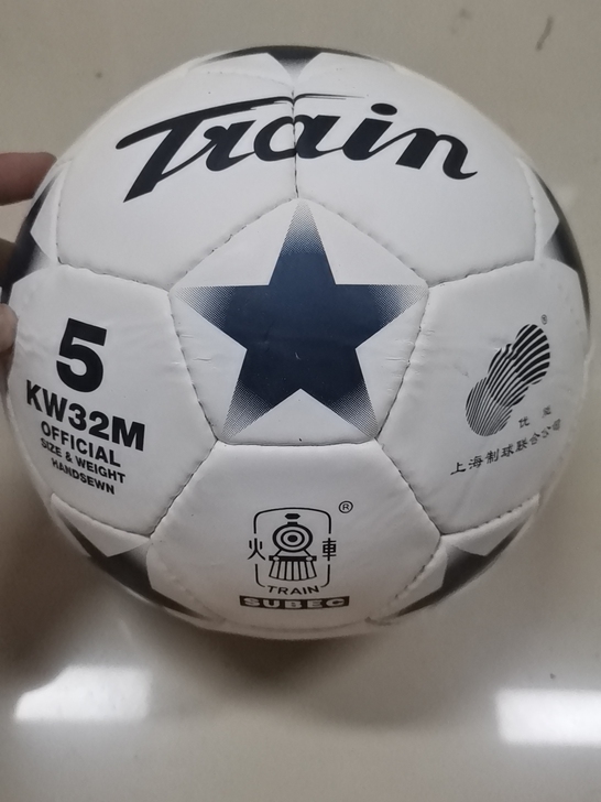 99成新火车头ts 5309五号手缝足球，...