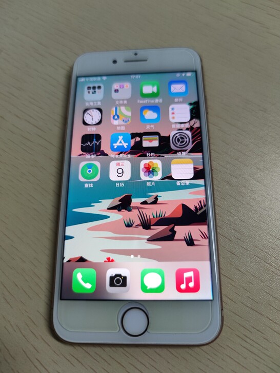 苹果8金色64g，有锁机已经黑解，不用卡贴...