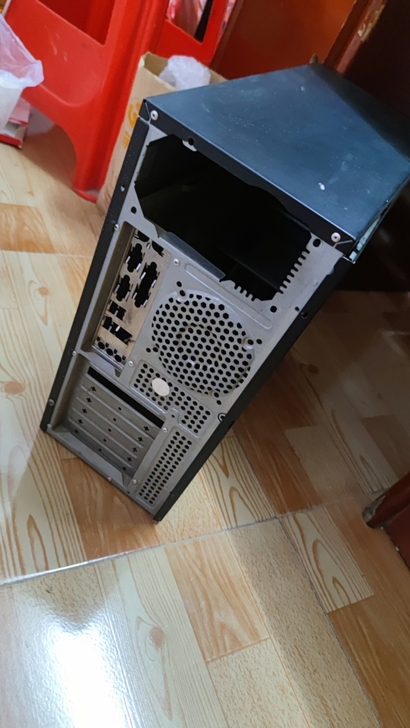 电脑机箱，里面带个光驱