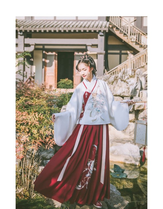 朱颜传统日常秋冬款汉元素莲花绣花汉服女装明...