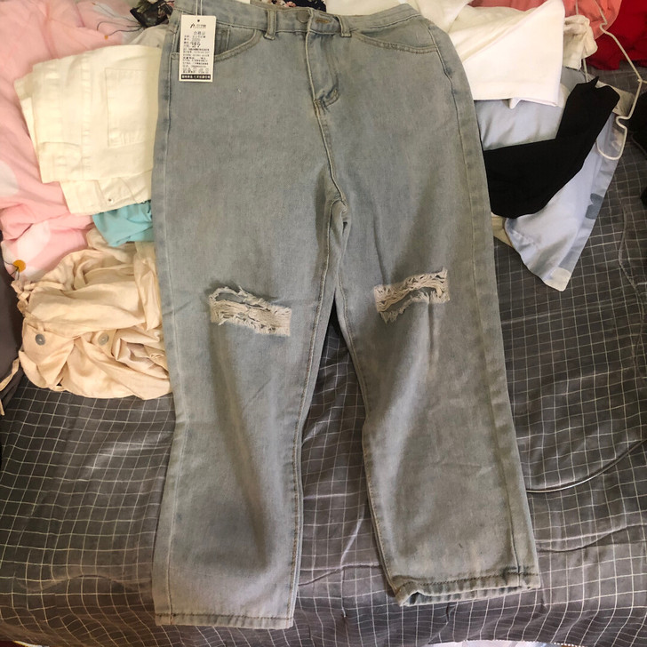 蓝色破洞牛仔裤