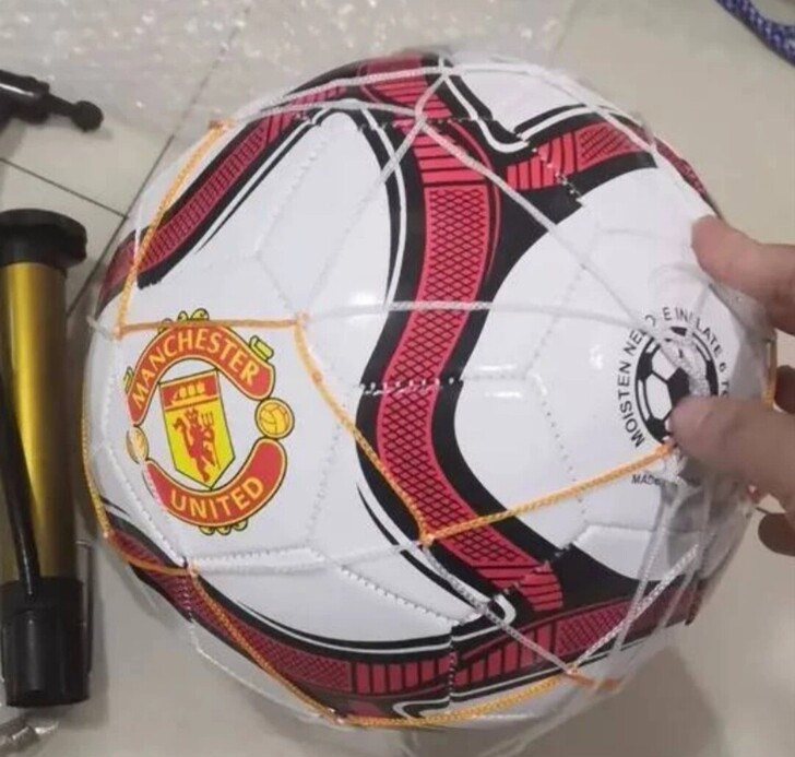 足球白色曼联足球，我姐的店铺经营不走了，现...