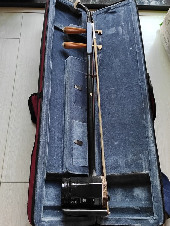 乐海牌二胡。旧物市场收到的，器型完整无破损...