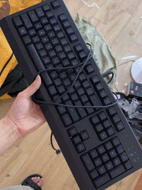 雷蛇键盘。普通键盘。不是机械的。手感不太好...