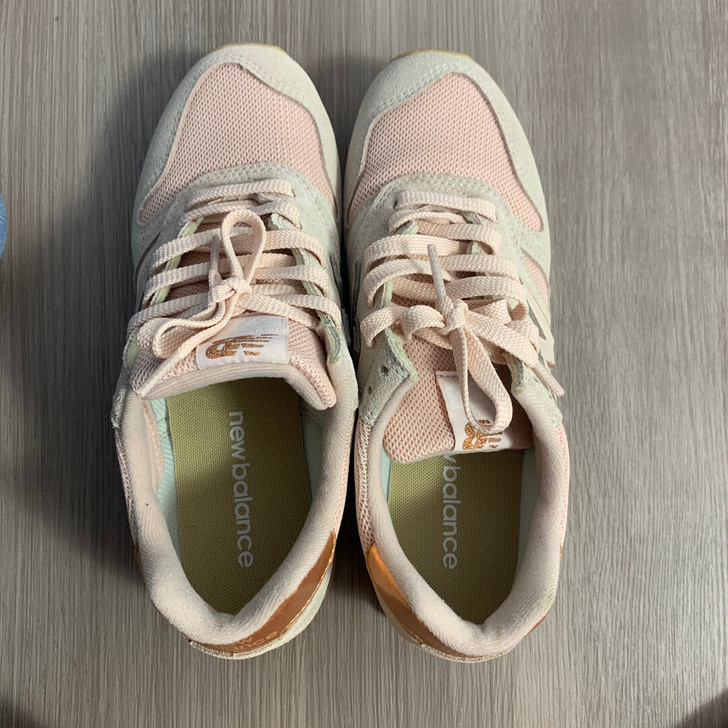 新百伦粉色运动鞋