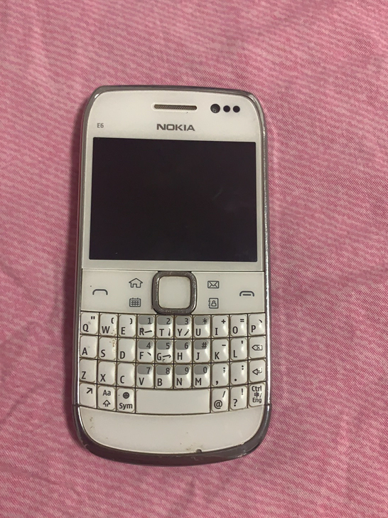 诺基亚E6 有锁 忘了密码  可正常开机使用