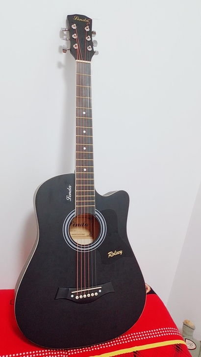 全新吉他,买回来就没碰过,买了在家一直放着...