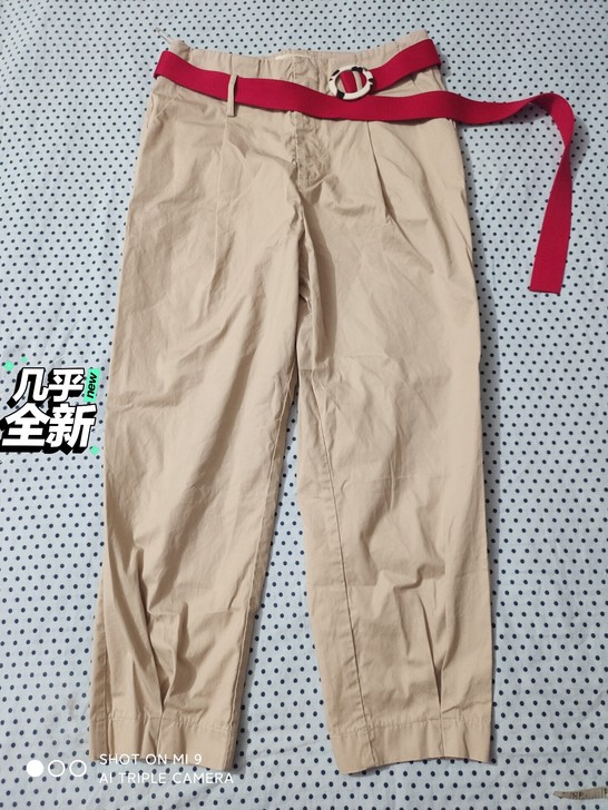 九九新的卡其色纯棉休闲束口裤，配红色腰带，...