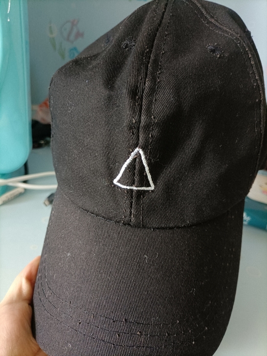 黑色帽子，实体店买的，买回来戴过几次，不适...