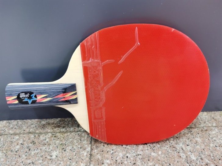 出几乎全新，未使用过的红双喜老款型乒乓球拍...