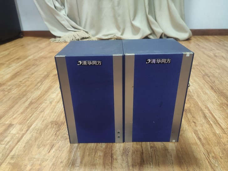 桌面音箱，清华同方的，木质，有源，很重，两...