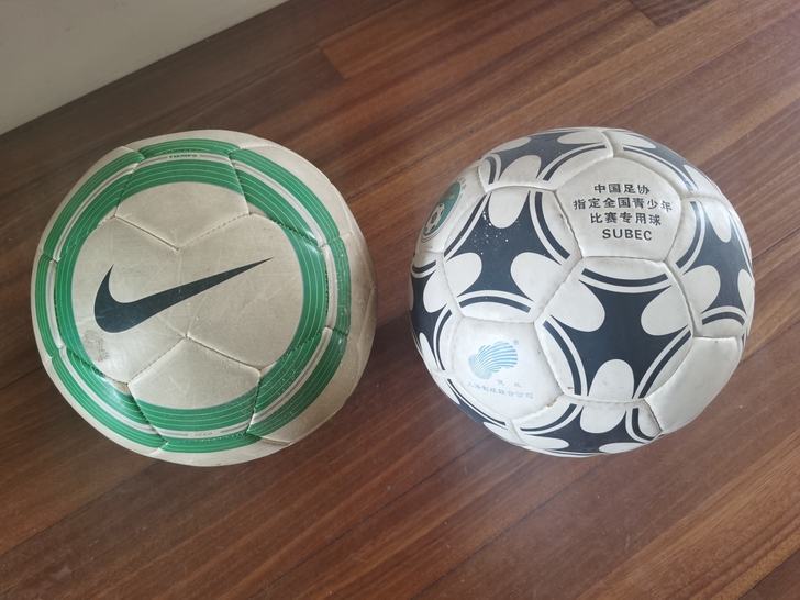 搬家大清仓#两只足球，新旧程度如图，各25...