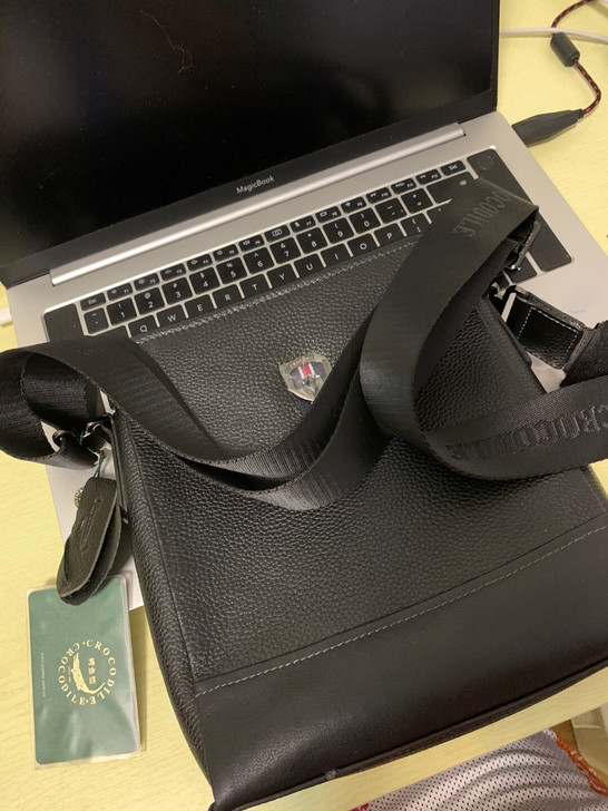 鳄鱼恤全新 男士单肩包