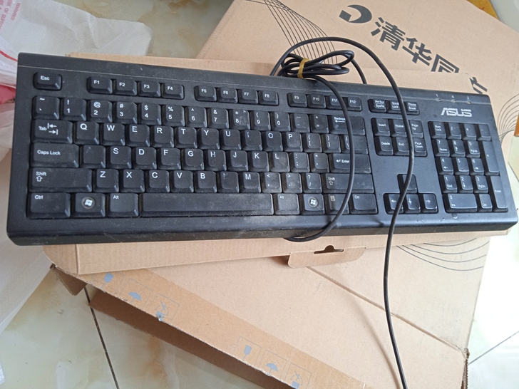华硕键盘，家里换电脑了所以键盘就放衣柜上落...